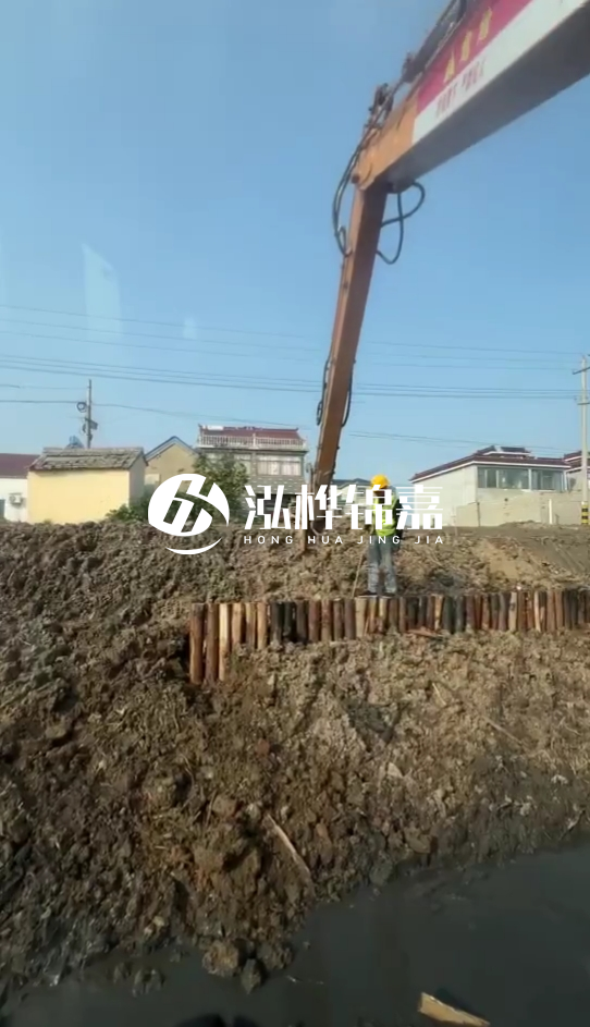 南陽(yáng)挖機(jī)打木樁專業(yè)施工-打防汛木樁時(shí)選用多粗的木樁為宜？